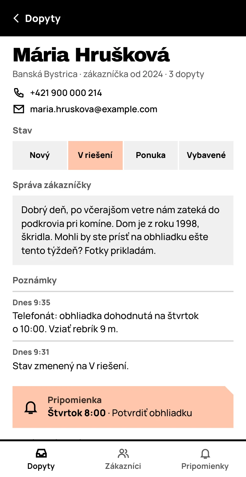 Ukážka CRM v mobile: detail dopytu so stavom, správou zo formulára, poznámkami a pripomienkou. Údaje sú vymyslené.